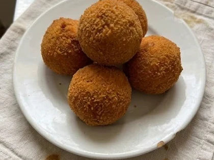 What Are the Best Savoury Snacks for Parties and Family Gatherings?